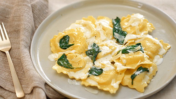 Image of Lactose-Free Spinach and Ricotta Ravioli with Creamy Garlic Sauce