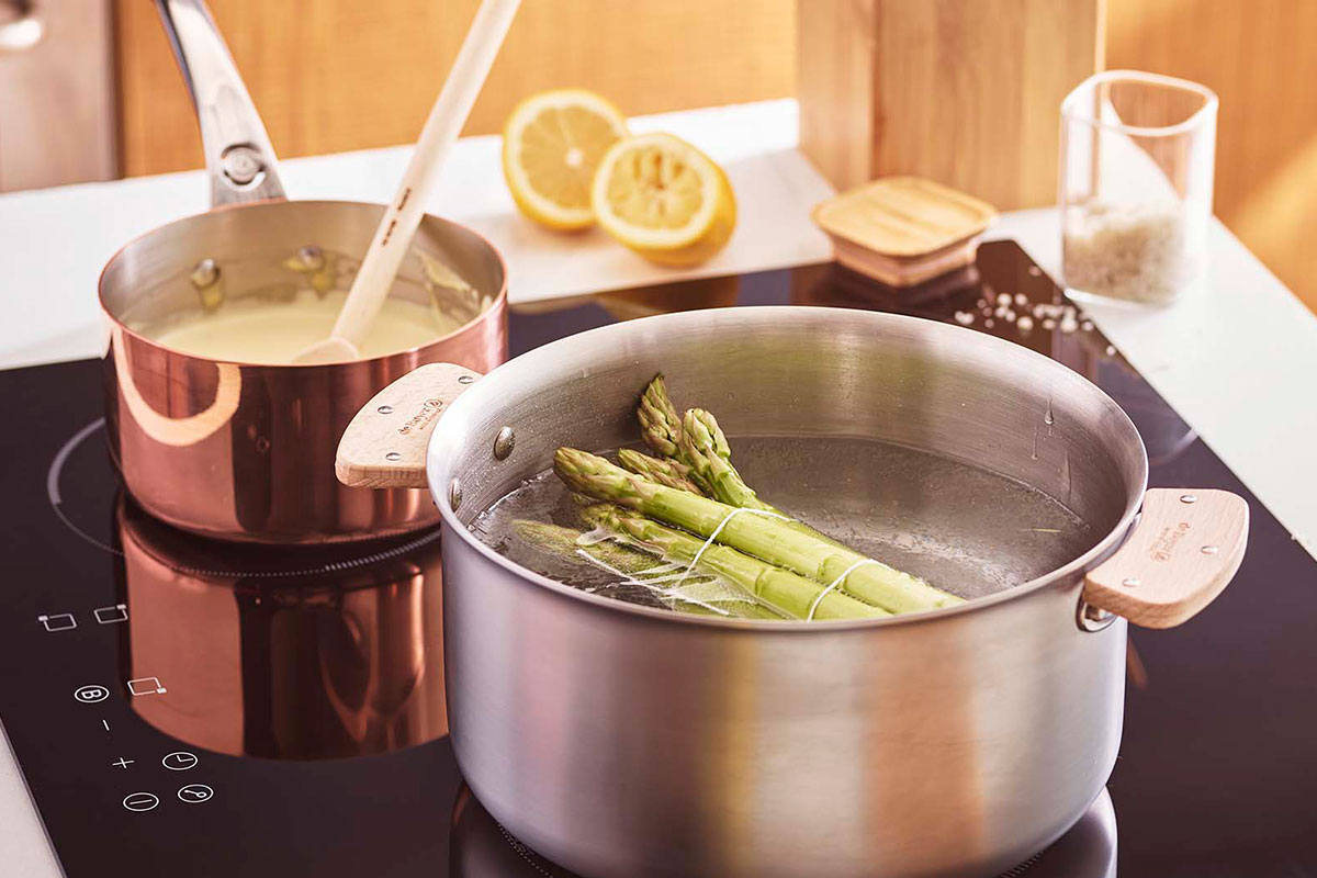 Green asparagus with hollandaise sauce