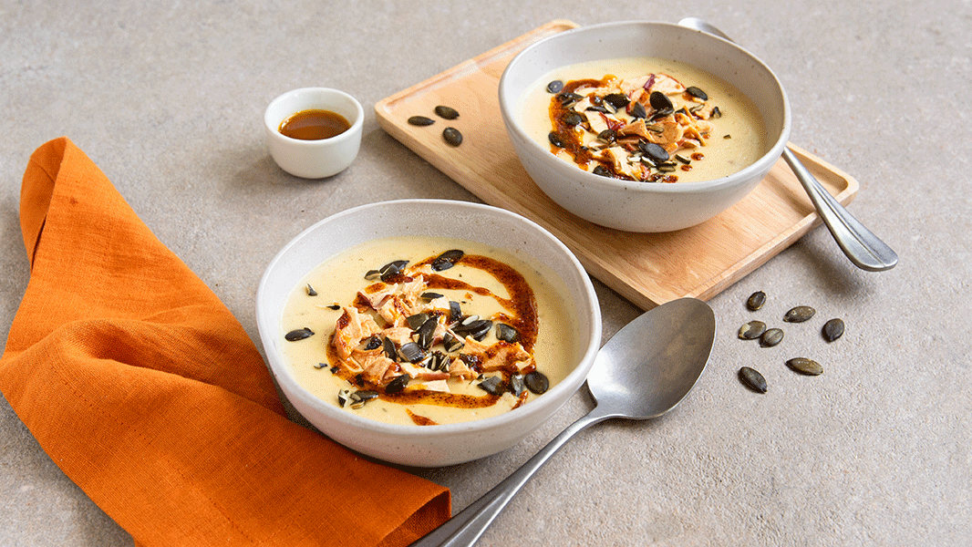 Image of Apfel-Kartoffelsuppe mit Mandelmus und Kürbiskernen