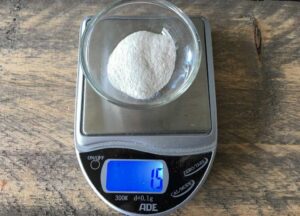 Image of SETACCIARE IL BRODO E AGGIUNGERE L'AGAR AGAR: Filtrare il brodo e quindi determinare il peso del brodo. Quindi pesare l'1% di quel peso in Agar agar. Abbiamo ipotizzato qui 150 grammi di brodo, quindi 1,5 grammi di agar agar. Mescolare...