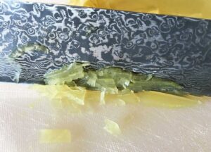 Image of VERSARE IL BRODO CON L'AGAR AGAR IN UN VASSOIO PIATTO: Quando bolle, lasciarlo raffreddare a temperatura ambiente in modo che il gel possa indurirsi. Accelereremo questo processo versandolo dalla padella calda in un contenitore piatto. Puoi anche accelerarlo ulteriormente mettendolo...