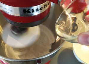 Image of Aggiungere la farina con l'acqua e l'olio nel KitchenAid e lasciare impastare per 10 minuti. Non hai KitchenAid? Nessun problema: usa un po' di olio di gomito, impasta bene con le mani! Quindi fai una bella palla di impasto e...