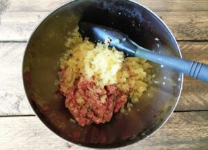 Image of Continuiamo con lo zenzero: grattugia 2,5 cm di zenzero sbucciato (dovresti averne circa 1,5 cm per dopo). A proposito di grattugie: siamo grandi fan della Microplane, ma qualsiasi grattugia a maglie fini andrà bene. Quindi trita 1 cipollotto e mescolalo...