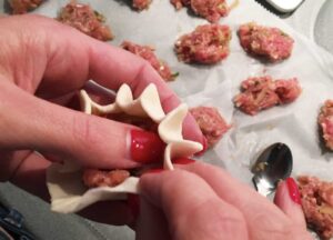 Image of PREPARA IL DIM SUM: e poi finalmente tutto si unisce! Prendi un foglio di pasta, riempilo con una porzione di ripieno e ripiega i bordi verso l'interno. Infine, attorciglia la punta in modo da ottenere un bel dim sum. Mettilo...