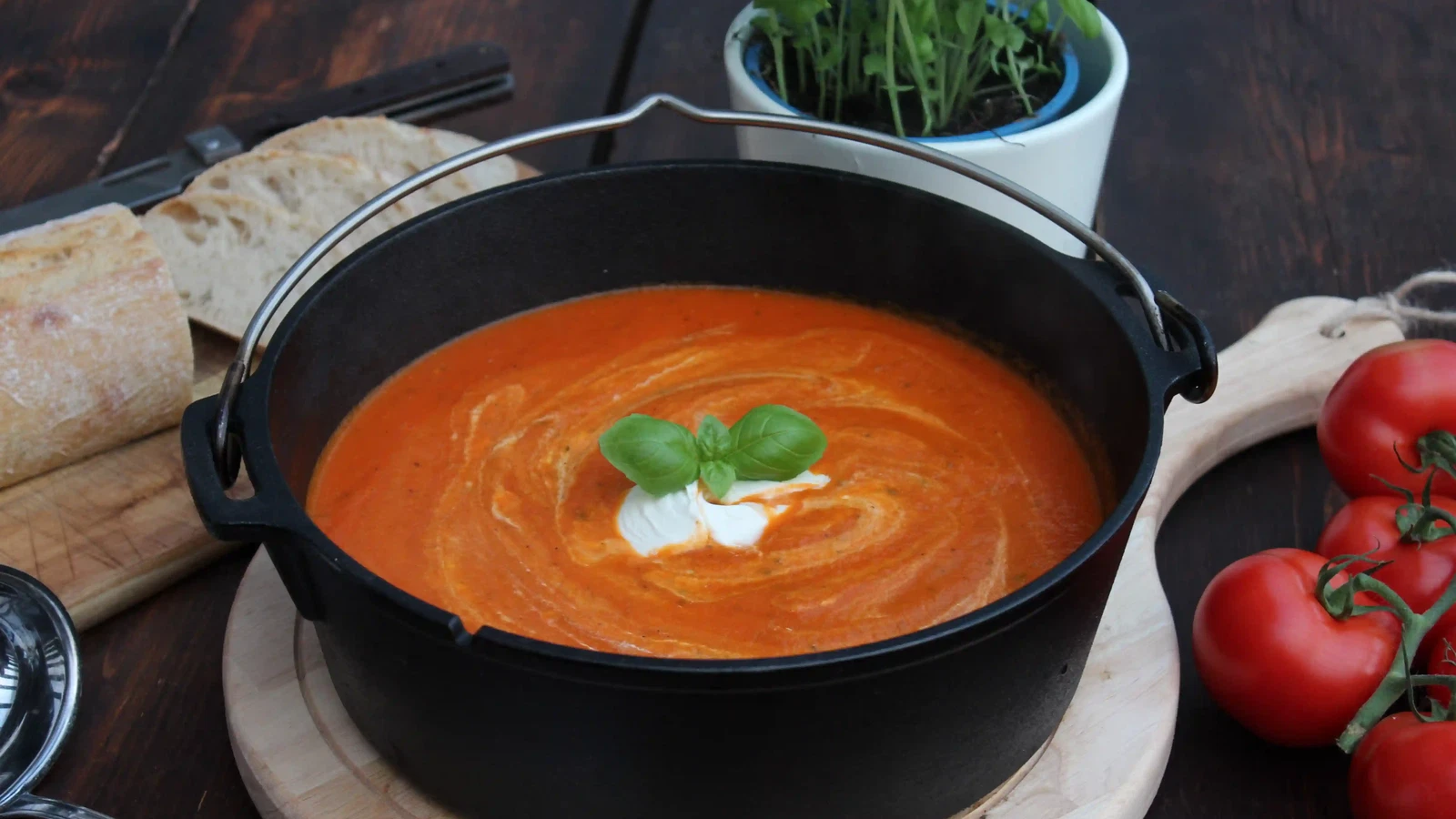 Image of Tomatensuppe mit frischen Tomaten