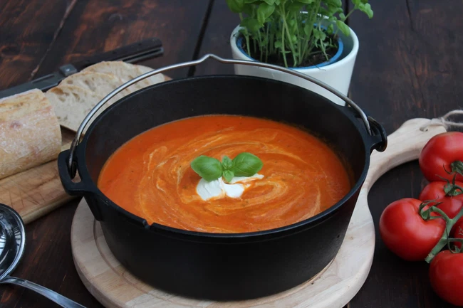 Image of Tomatensuppe mit frischen Tomaten