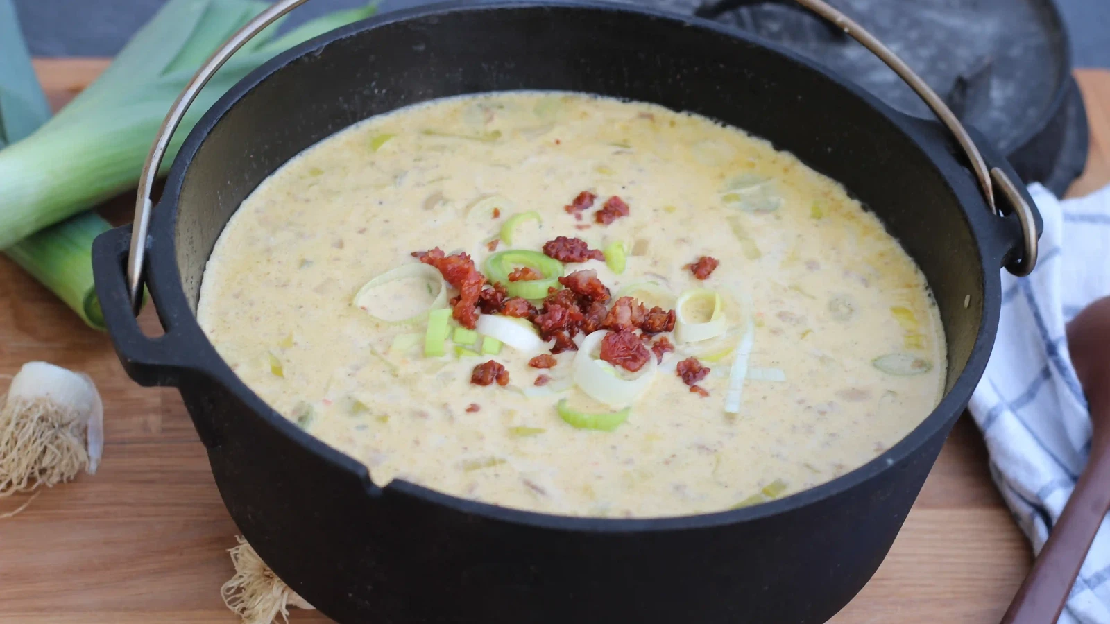 Image of Käsesuppe mit Hackfleisch und Lauch