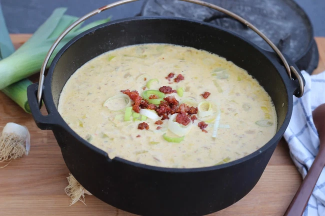 Image of Käsesuppe mit Hackfleisch und Lauch