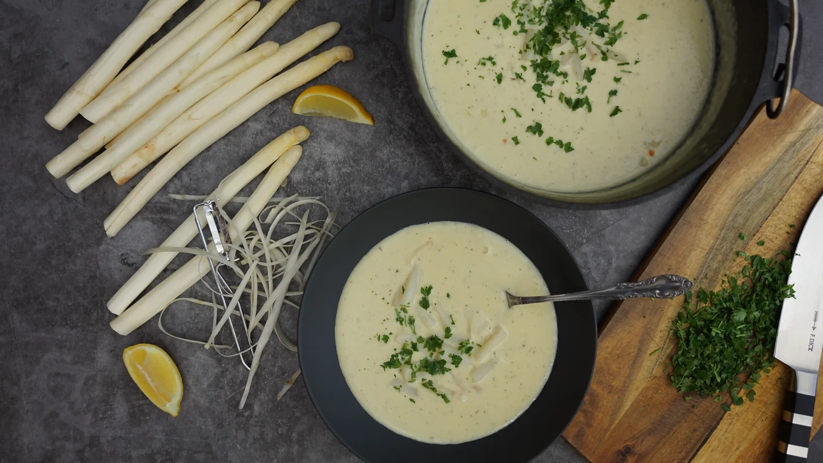 Image of Spargelcremesuppe aus dem Dutch Oven