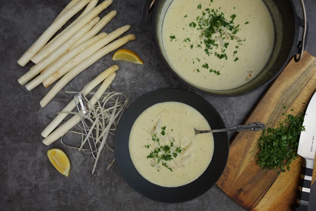 Image of Spargelcremesuppe aus dem Dutch Oven