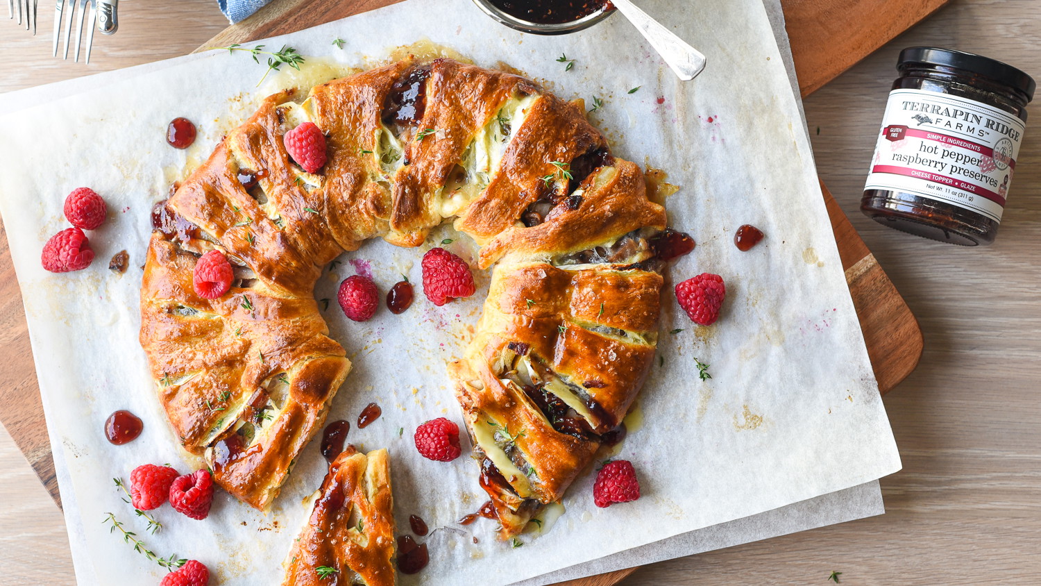 Image of Bacon, Pear & Brie Wreath with Hot Pepper Raspberry Preserves