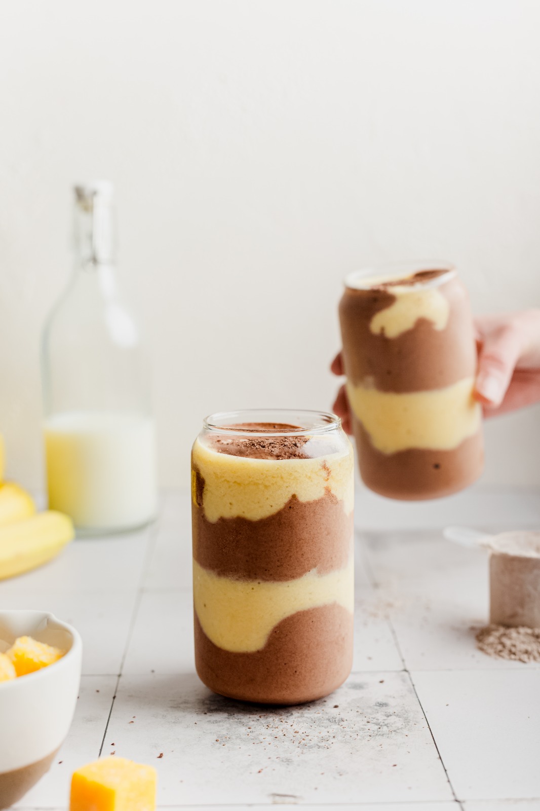 Smoothie proteico de chocolate, plátano y mango