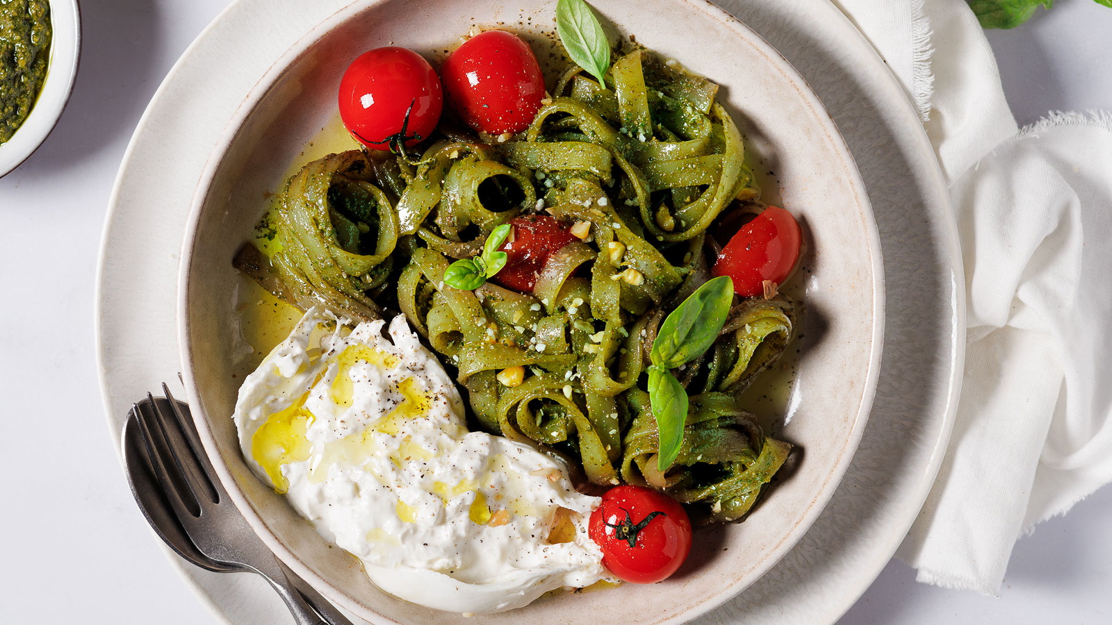 Würzige Konjakpasta mit Basilikumpesto, Burrata und Ofentomaten