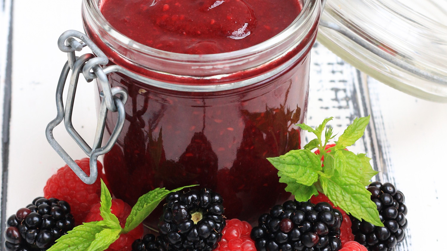 Fruchtige Beerenkonfitüre mit Konjakmehl
