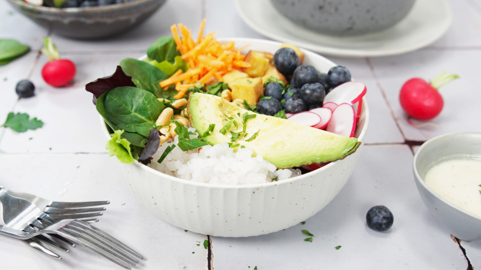 Frische Salatbowl mit knackigem Gemüse und Konjakreis