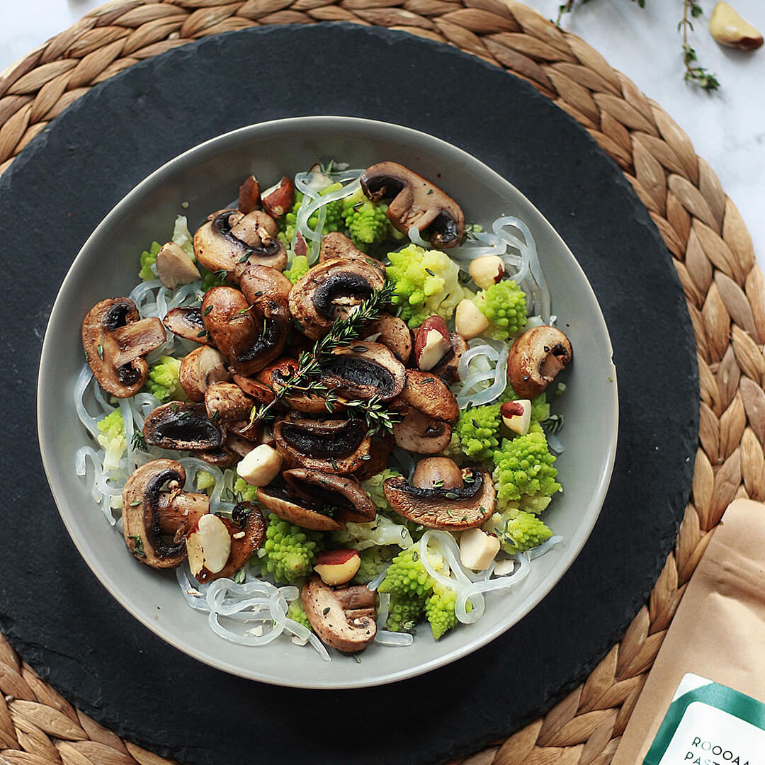 Gebratenes Romanesco - Champignon Gemüse mit Paranusskernen an Konjakp ...