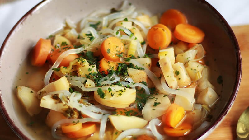 Wohltuend und wärmend: Gemüsesuppe mit Konjakpasta