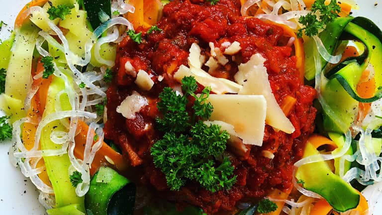 Bunte Gemüsebandnudeln mit Tomatensoße an Konjakpasta