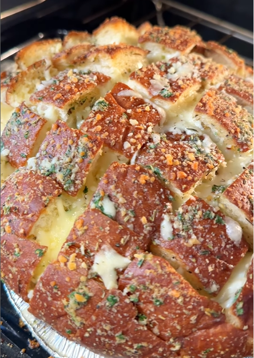 Turkey Rub King's Hawaiian Cheesy Pull-Apart Garlic Bread