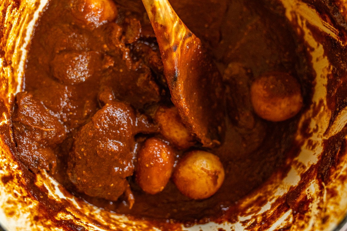 Bistec en Chile Pasilla (Steak in Pasilla Chile Sauce)