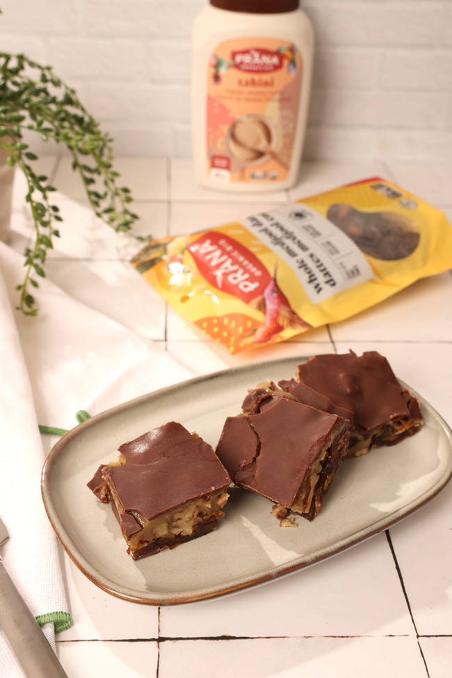 Image of  Barres de datte au tahini, chocolat et pacanes véganes