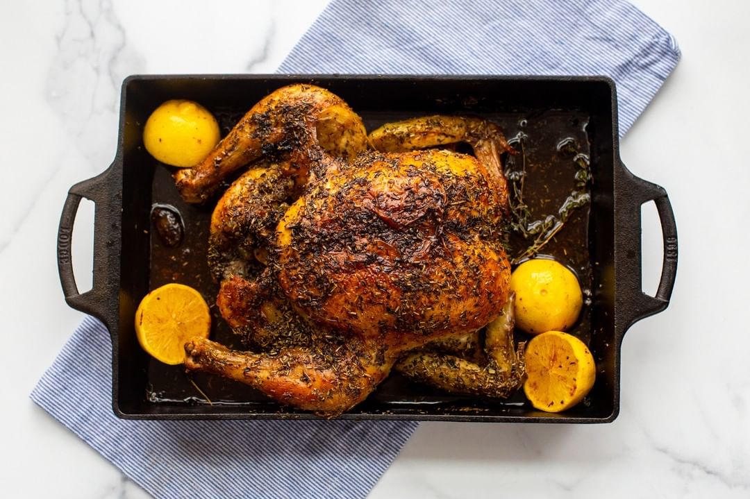 Pollo asado al horno con hierbas y limón