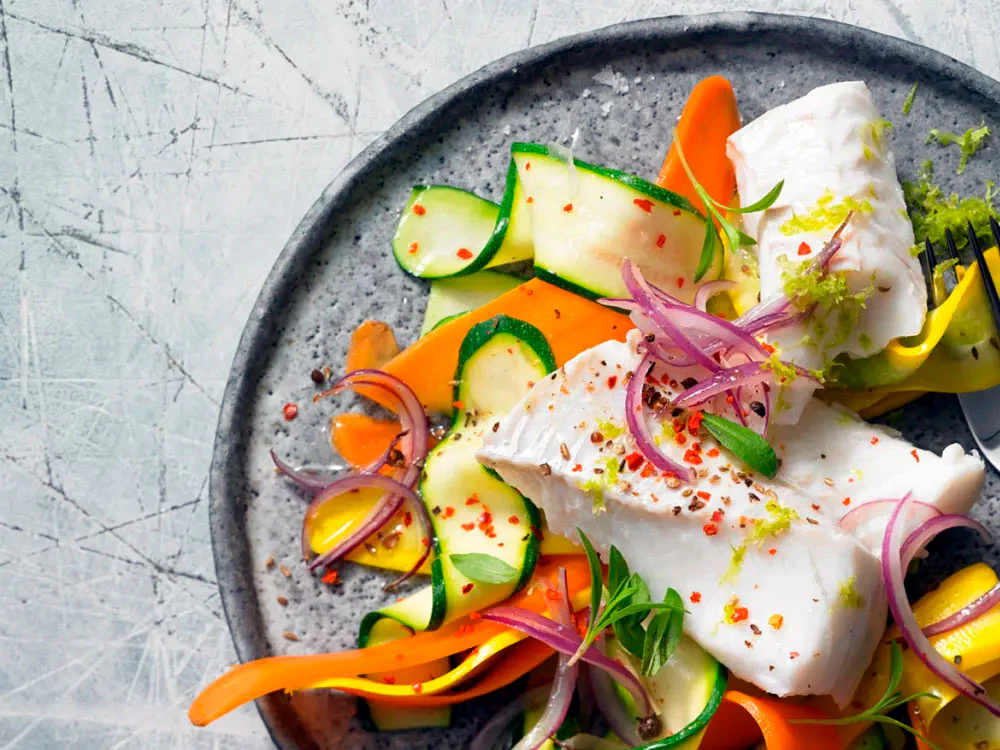 Bacalao al vapor con tiras de verduras
