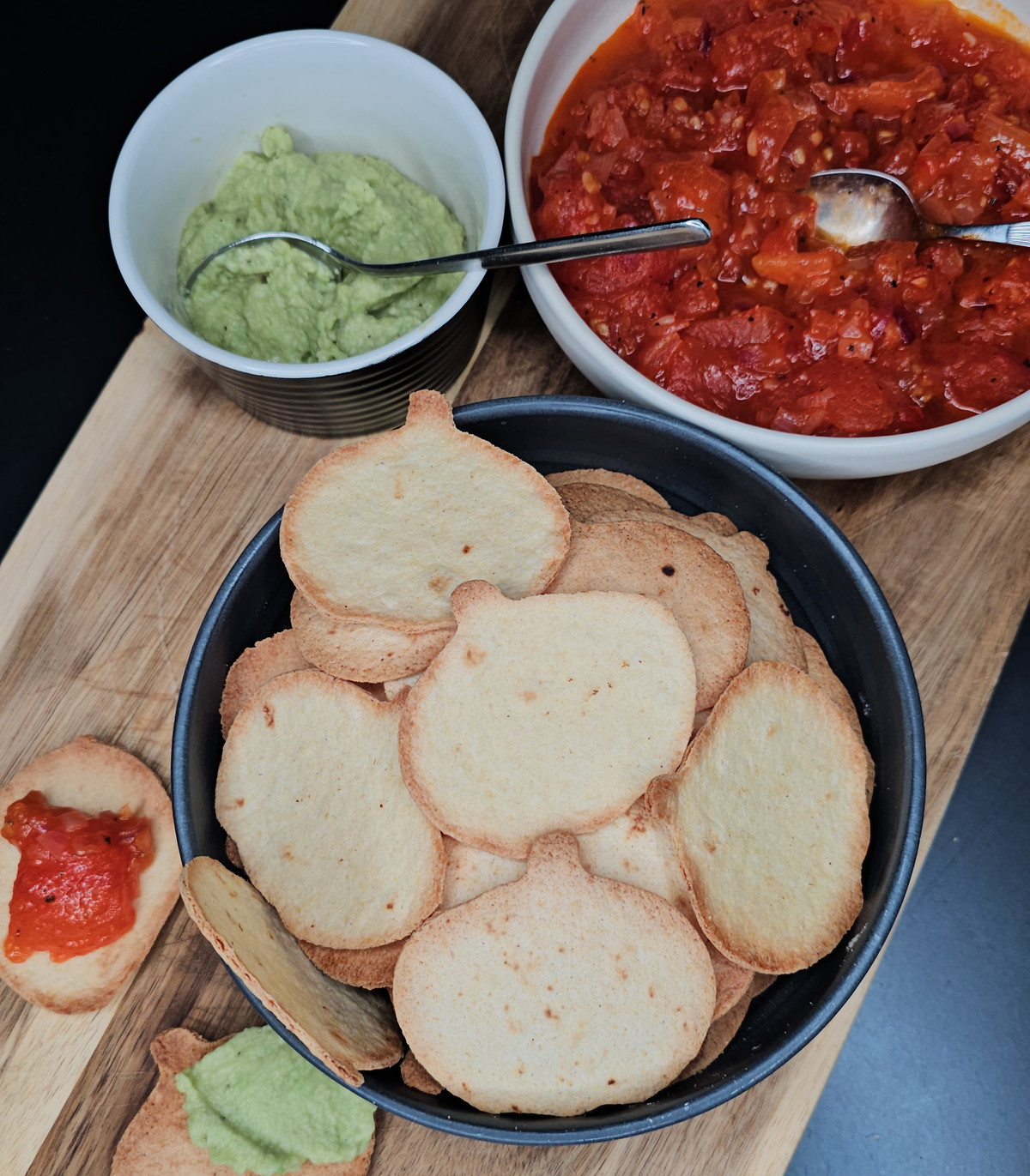 Herbstliche Tortillachips mit 2 Dips 