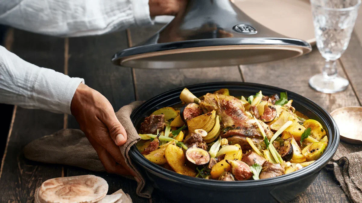 Image of Tajine de cordero con higos, manzanas y almendras