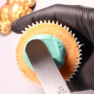 Image of Bruk en spatula eller lignende til å flate ut smørkremen før du setter på det malte øyet