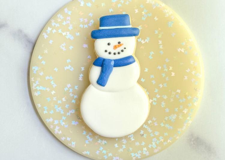 Image of Fill in the bottom section of the snowman’s scarf using the royal blue flood consistency icing.  