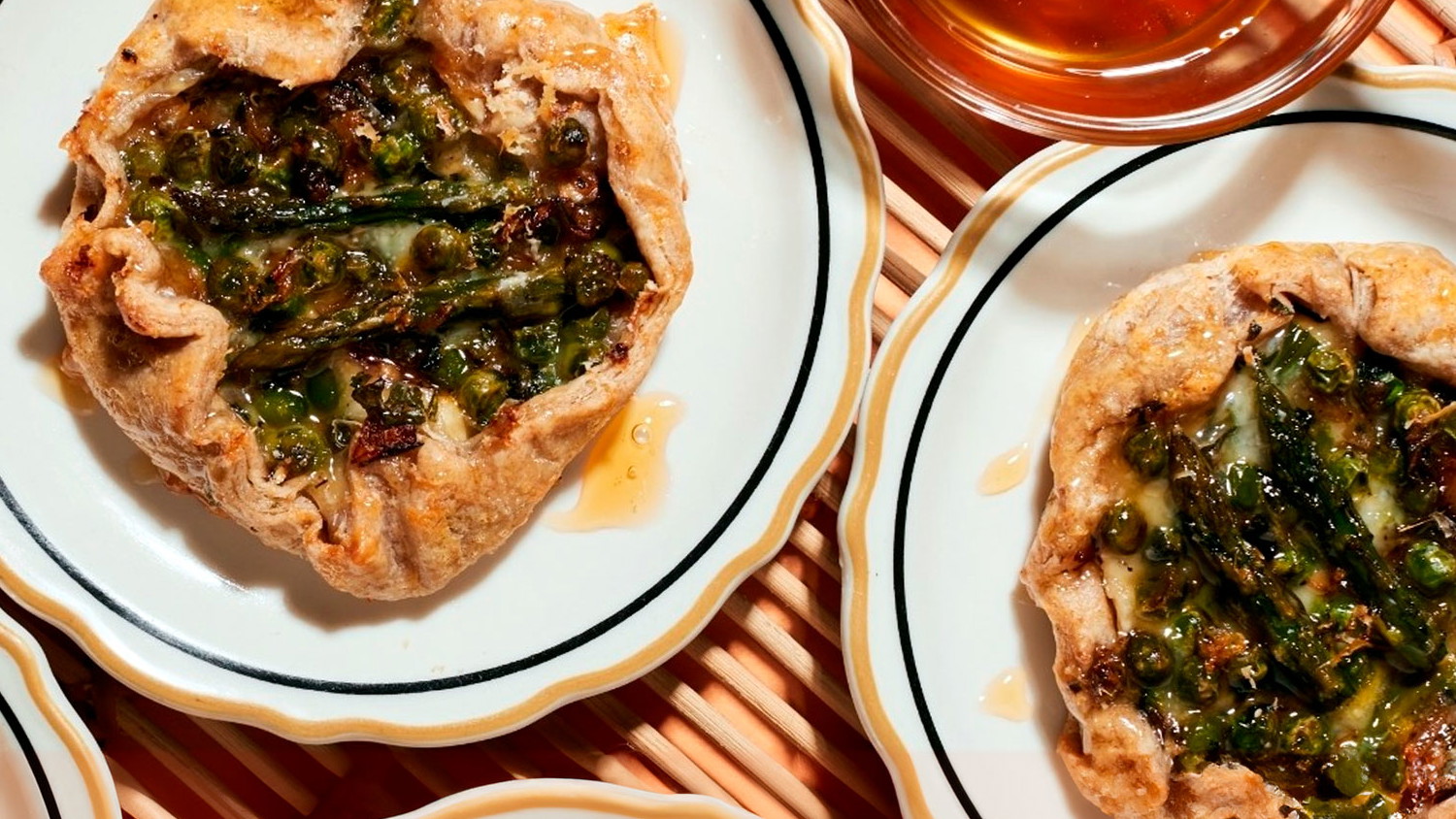 Image of Tartaletas de verduras al ajo y brie