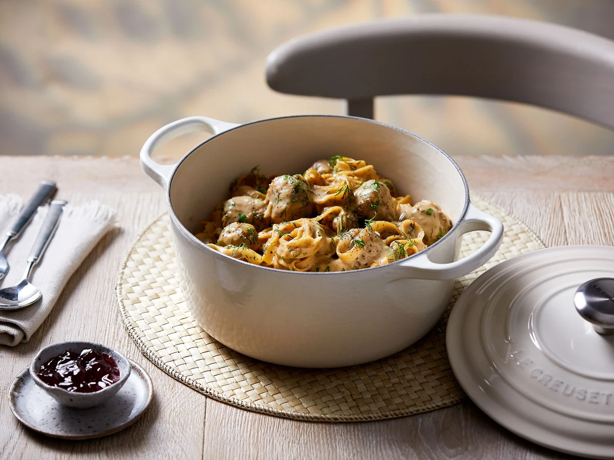 Tagliatelle con polpette fatte in casa in cocotte