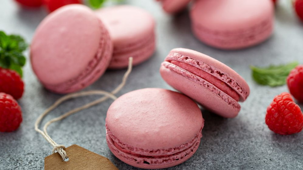 Image of Himbeer-Macarons mit Fruchtfüllung