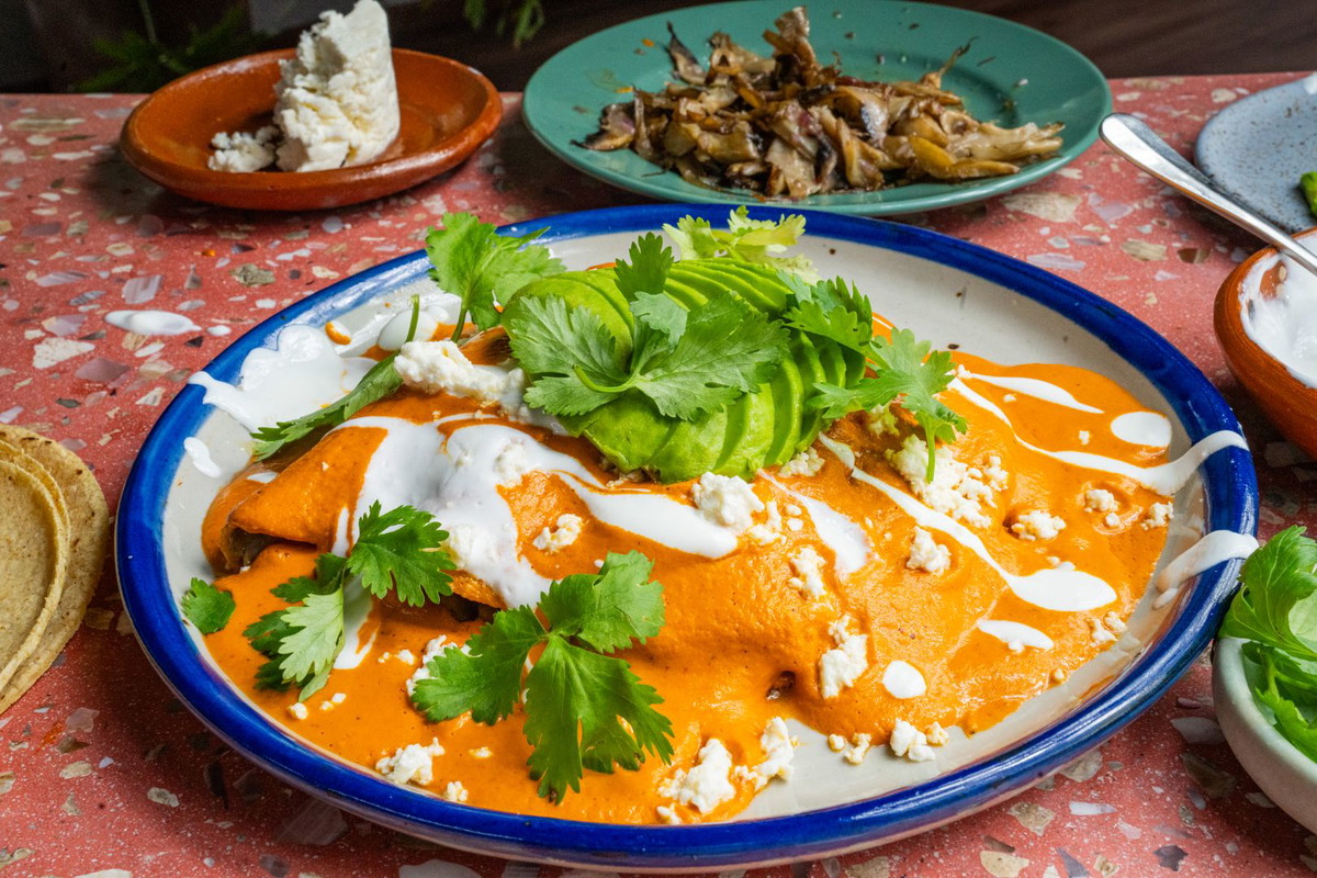 Encacahuatadas (Peanut Sauce Enchiladas)