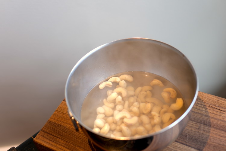 Image of put a small pot of water on high heat and bring the water to a boil. pour the boiling water over the cashews so they are submerged (do not put the cashews in the boiling water). let soak for 10 minutes...
