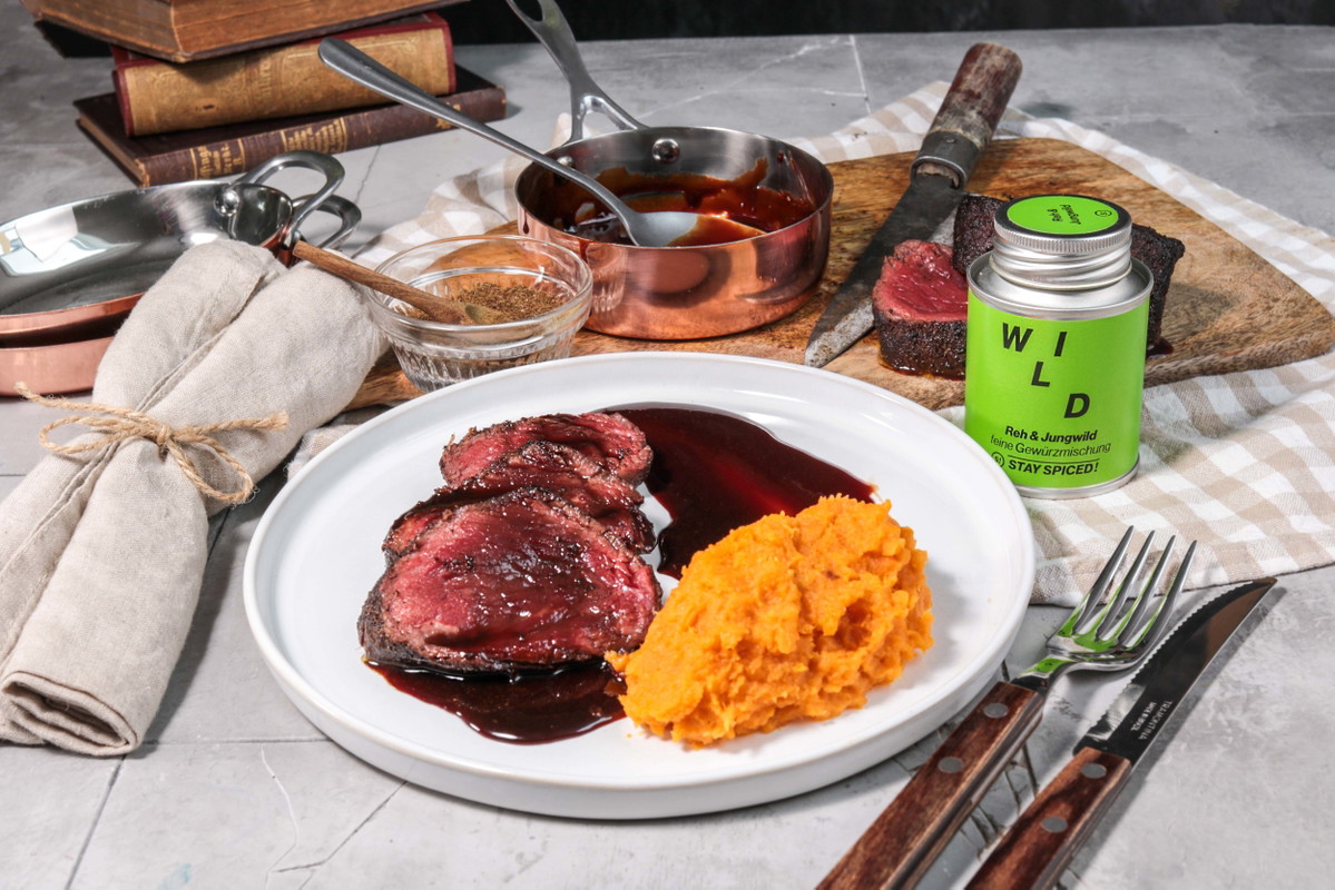 Rehfilets mit Glühweinsauce und Süßkartoffelpüree
