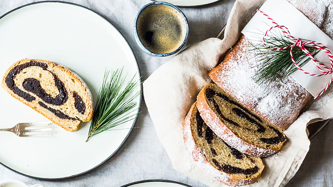 Image of Dinkel-Mohnstollen mit Dattelfüllung 