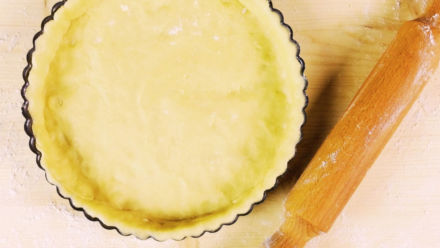 This classic 1-2-3 shortcrust pastry made according to grandma's recipe is quick to make and wonderfully versatile! With just three basic ingredients – sugar, butter and flour in a ratio of 1:2:3 – it is particularly delicate and crispy. Perfect for cake bases, tarts and delicious biscuits, it brings grandma's baking skills to every kitchen. An insider tip: the cold butter and short kneading make the dough particularly crumbly and easy to work with – ideal for those who love authentic taste and easy preparation!