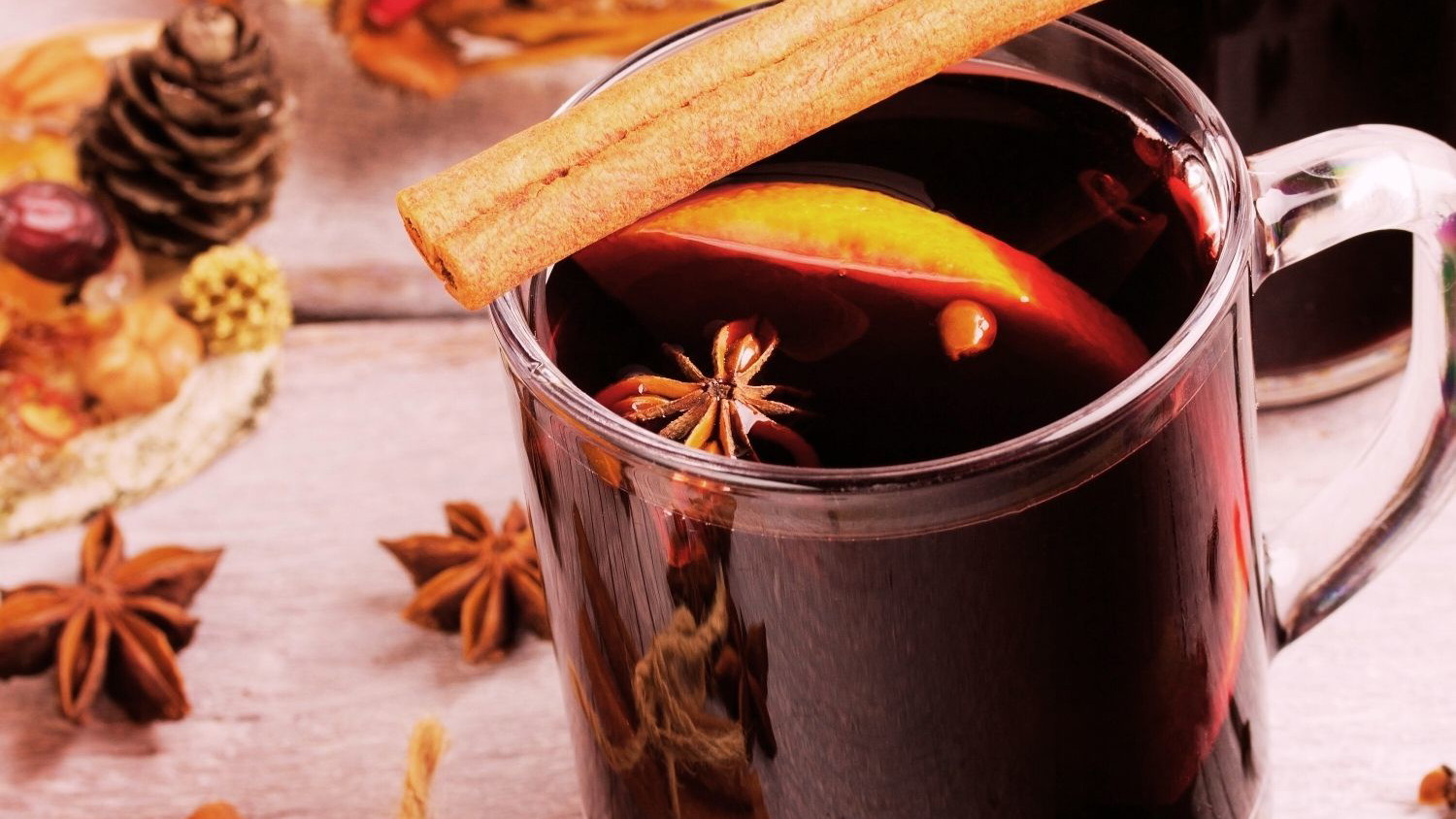 This mulled wine brings the typical Christmas market flavour directly to your kitchen! With spicy red wine, orange juice and a mixture of cinnamon, cloves and vanilla, it is wonderfully aromatic and sweet. As it warms up, the scent fills the whole house and creates a Christmassy atmosphere. Perfect for cosy evenings or as a highlight at a Christmas party – this mulled wine tastes like it's fresh from the Christmas market! 🍷✨ #ChristmasMarketMulledWine #HomemadeMulledWine #ChristmasSpirit