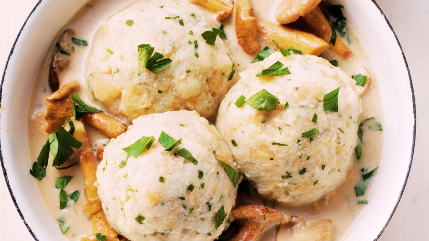 Bread dumplings are a practical and sustainable side dish that can be made from stale bread rolls, thus using up leftovers. 🍞✨ They are not only versatile – perfect with roasts, in soups or with sauces – but also easy to prepare. With their delicate flavour and perfect consistency, they are a real classic in German cuisine. Enjoy them at your table and reduce food waste at the same time!