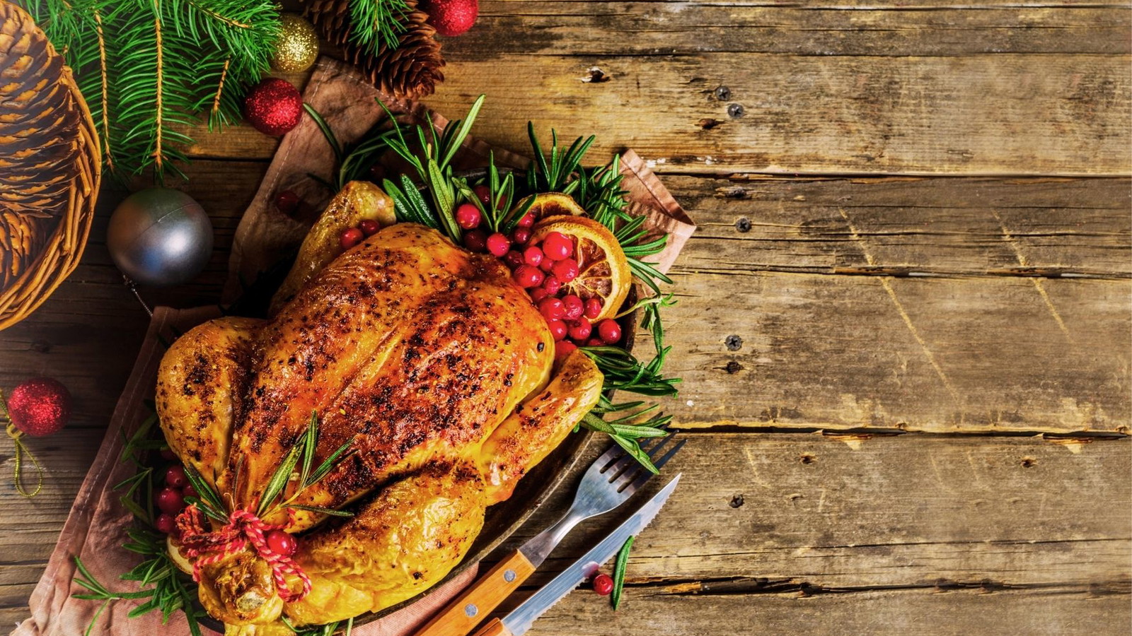 Celebrate the festive season with my succulent festive chicken, stuffed with aromatic oranges, lemons and fresh thyme. Combined with soft carrots and crispy potatoes, this dish will be the highlight of any holiday meal. Don't miss out on this delicious recipe and enjoy the festive season to the full! 🎄🍗✨
