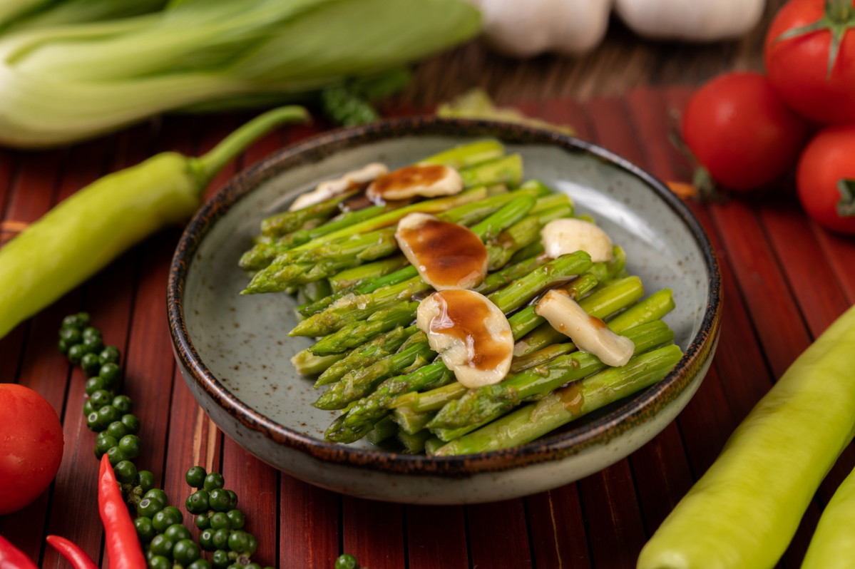 Fried Asparagus with Oyster Sauce and Bell Peppers