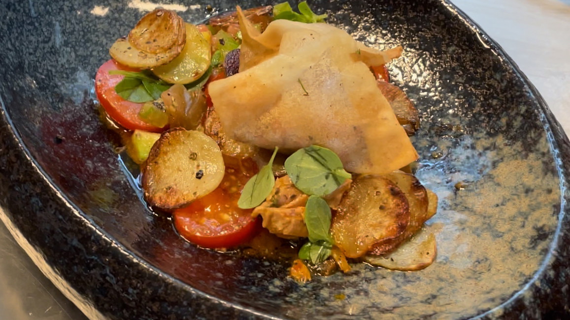 Image of Gebackene Thunfisch Tascherl mit geschmortem Fenchel, Tomaten & Kartoffeln