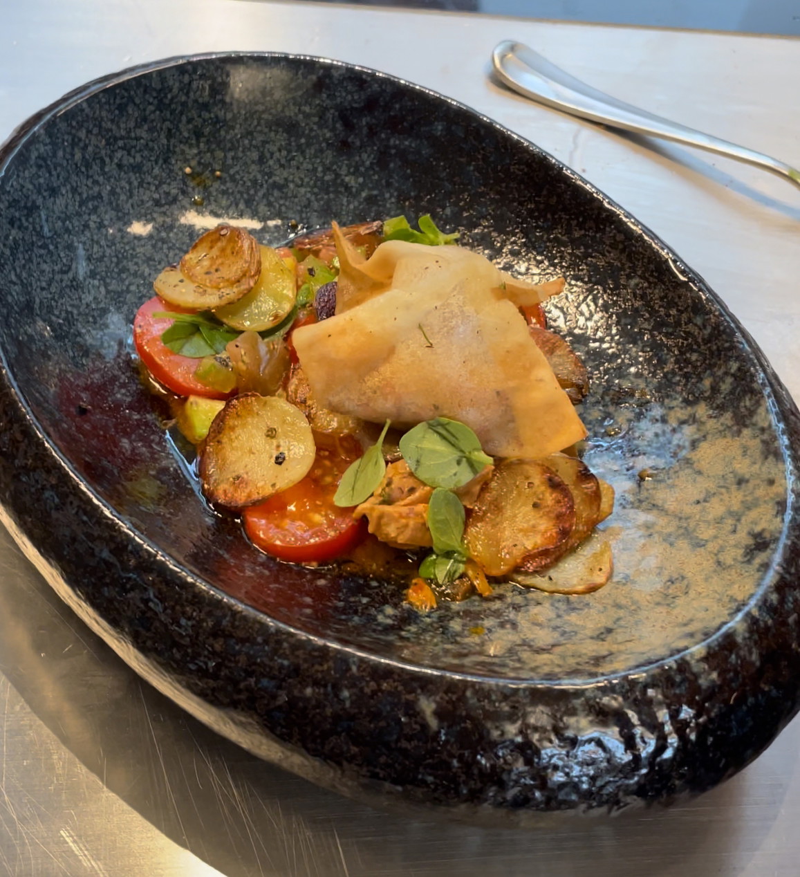 Gebackene Thunfisch Tascherl mit geschmortem Fenchel, Tomaten & Kartoffeln