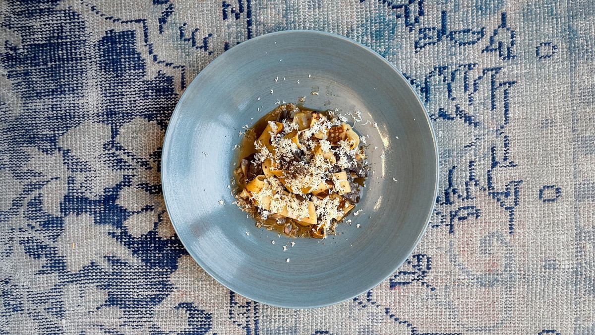 Rehleber mit geschmorter Quitte, Lebkuchen-Pappardelle und Kastanien