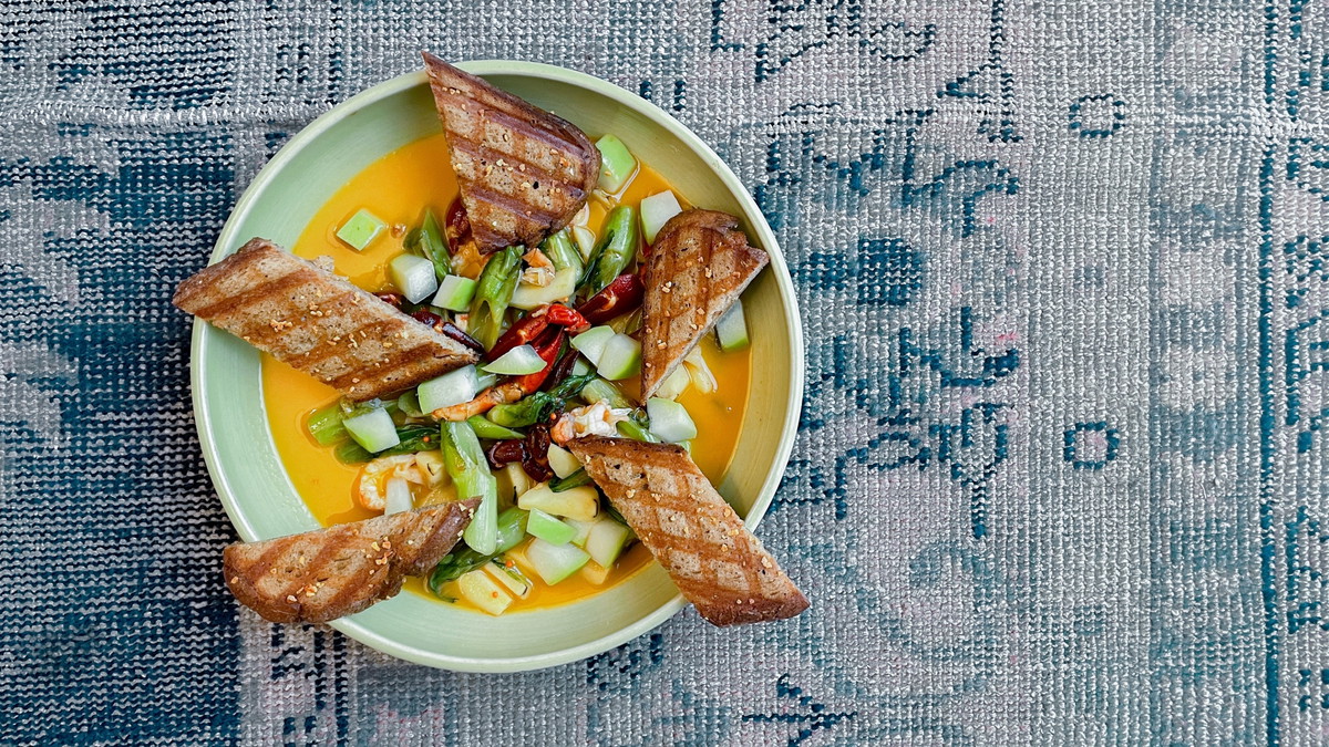 Flusskrebssuppe mit Puntarelle, Kerbelwurzel und eingelegter Chayote