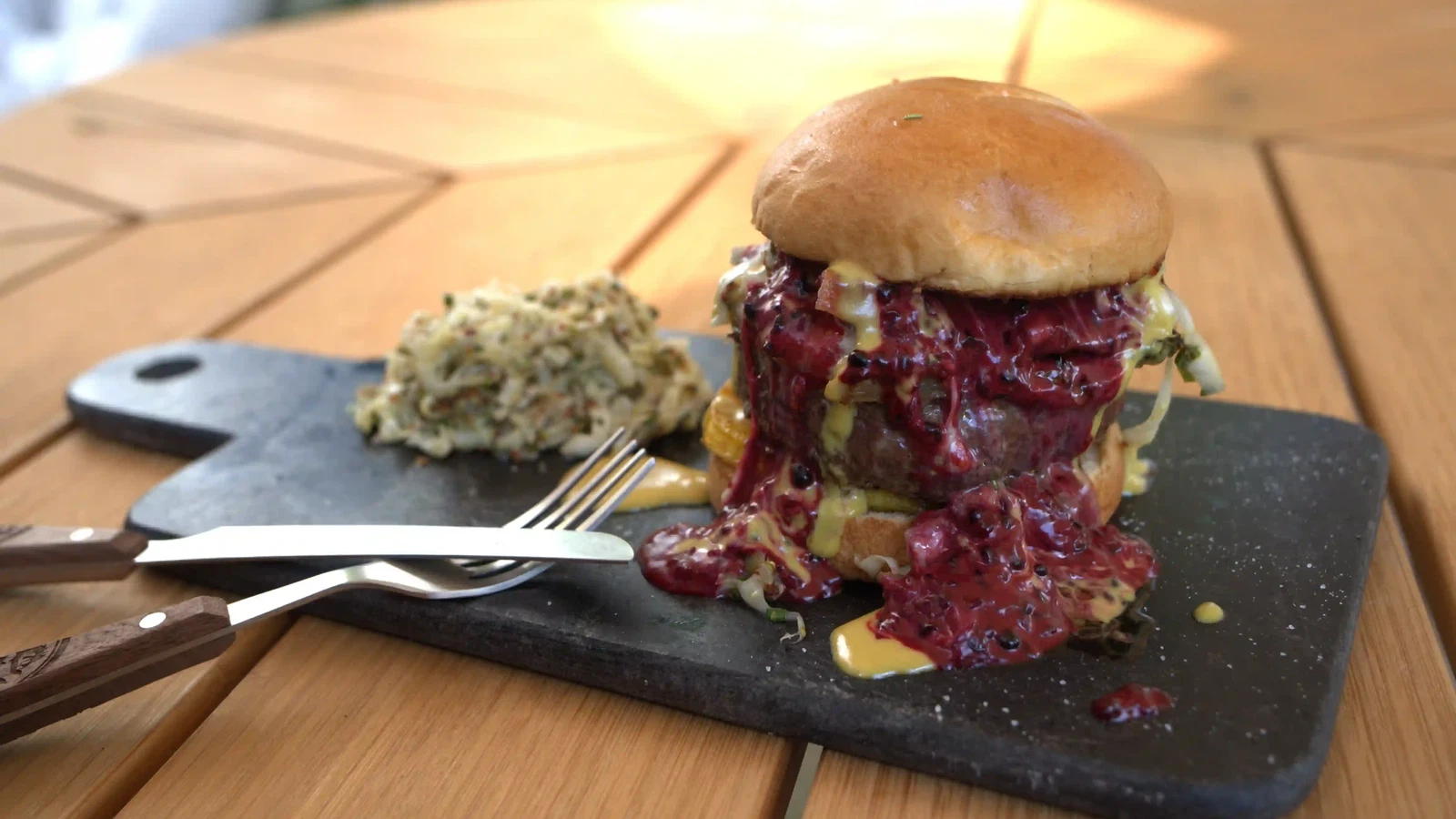 Image of Cheese-Burger mit Grillgemüse, Brombeer-Chili-Dip, Spitzkraut und Speckchips