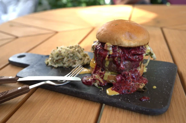 Image of Cheese-Burger mit Grillgemüse, Brombeer-Chili-Dip, Spitzkraut und Speckchips