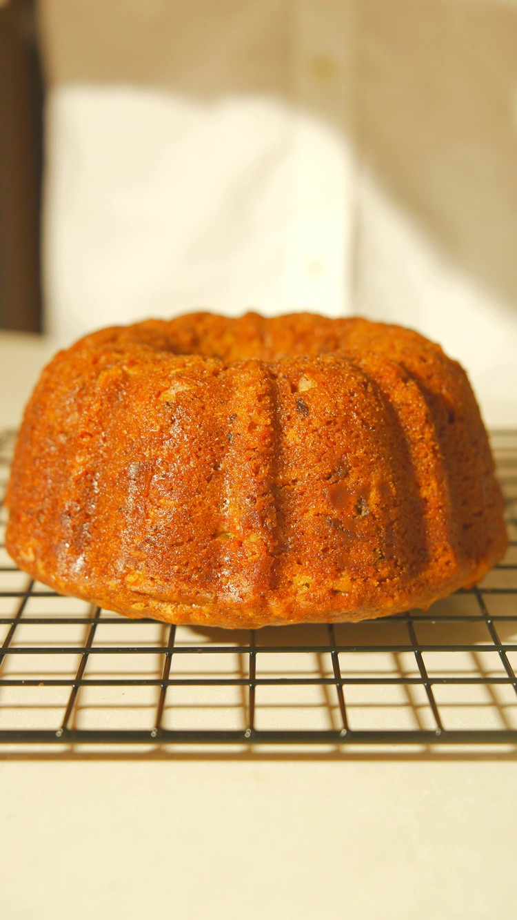 Image of Let it cool in the pan for 10-15 minutes, then transfer the loaf to a cooling rack.